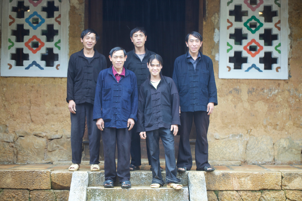 Đội thợ người H'Mông tham gia trùng tu nhà cổ
